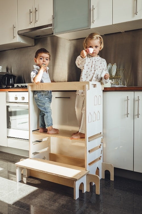 La tour d'observation – une aide de cuisine pour l'enfant et pour