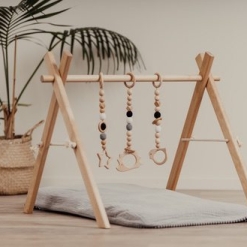 Un baby gym en bois naturel