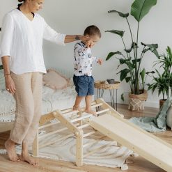 Triangle de Pikler pliable avec un enfant et sa mère