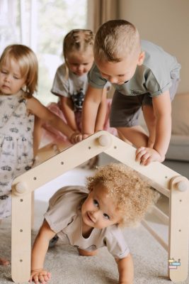 Triangle de Pikler pliable 4 modules avec 3 enfants jouant dessus